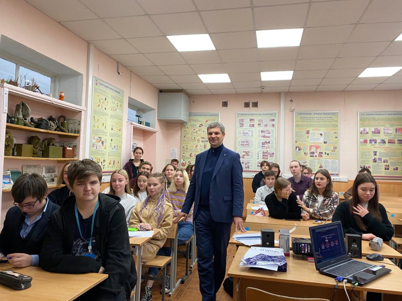 О законотворчестве и не только: депутат Пылёв провел парламентский урок 
